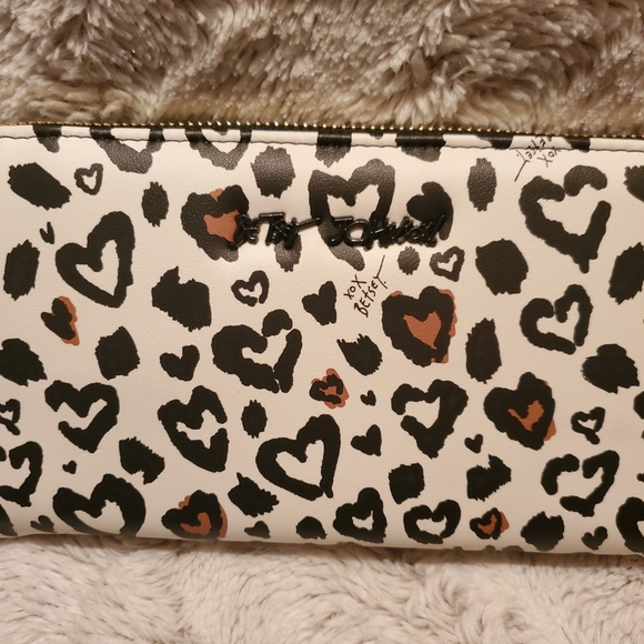 Betsey Johnson Leopard Heart Print Wristlet Wallet - Picture 2 of 4